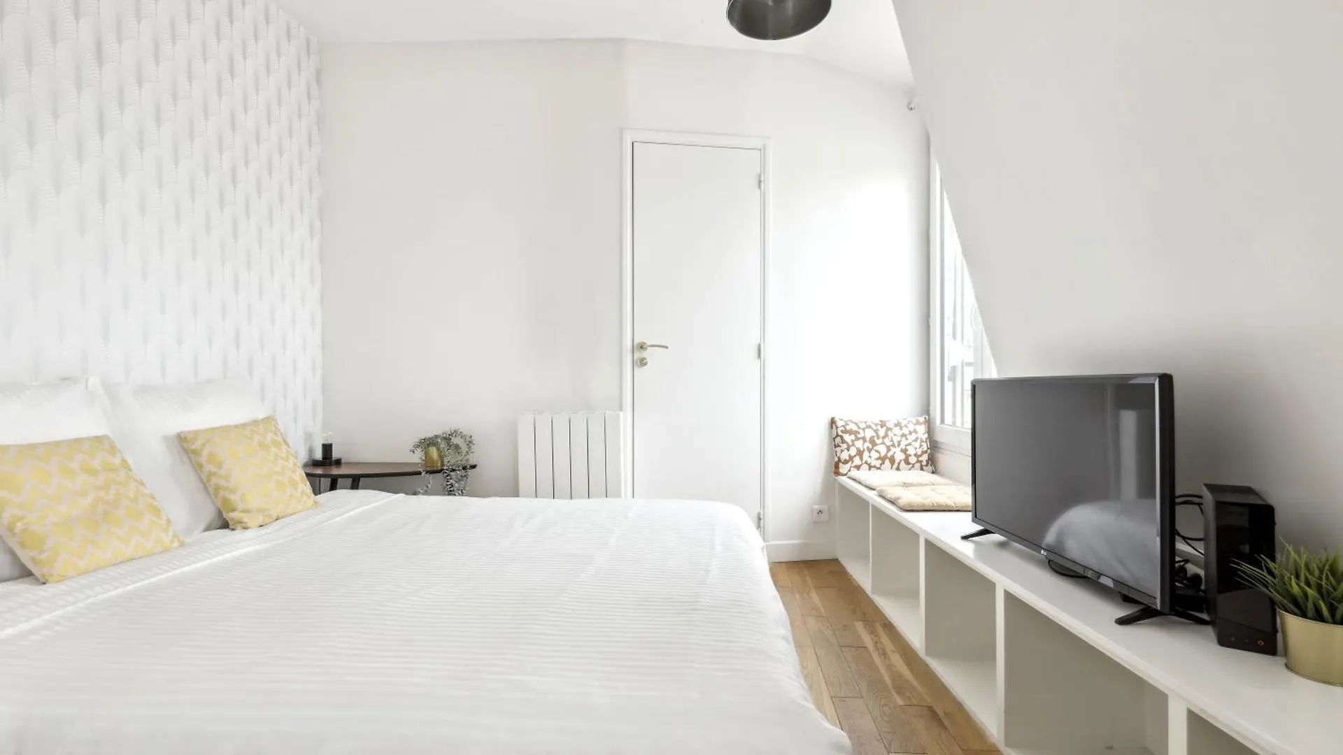 Bright Top Floor Studio Near Pere Lachaise Paris France